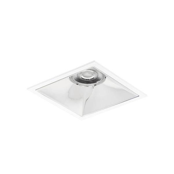 Quadratische bündige Deckenleuchte mit transparenter Glasabdeckung und zentraler Lampenfassung auf weißem Hintergrund.
