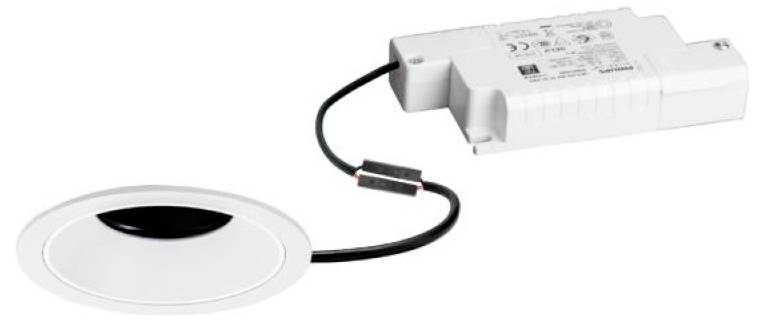 Rundes, eingelassenes LED-Licht, das durch ein Kabel mit einem weißen Treibermodul/Stromversorgungsmodul auf neutralem Hintergrund verbunden ist.