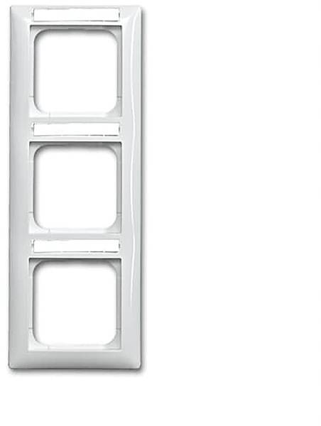 Ein weißer dreifach Schalterrahmen mit drei rechteckigen Schlitzen für Schalter, entwickelt für die Wandmontage.