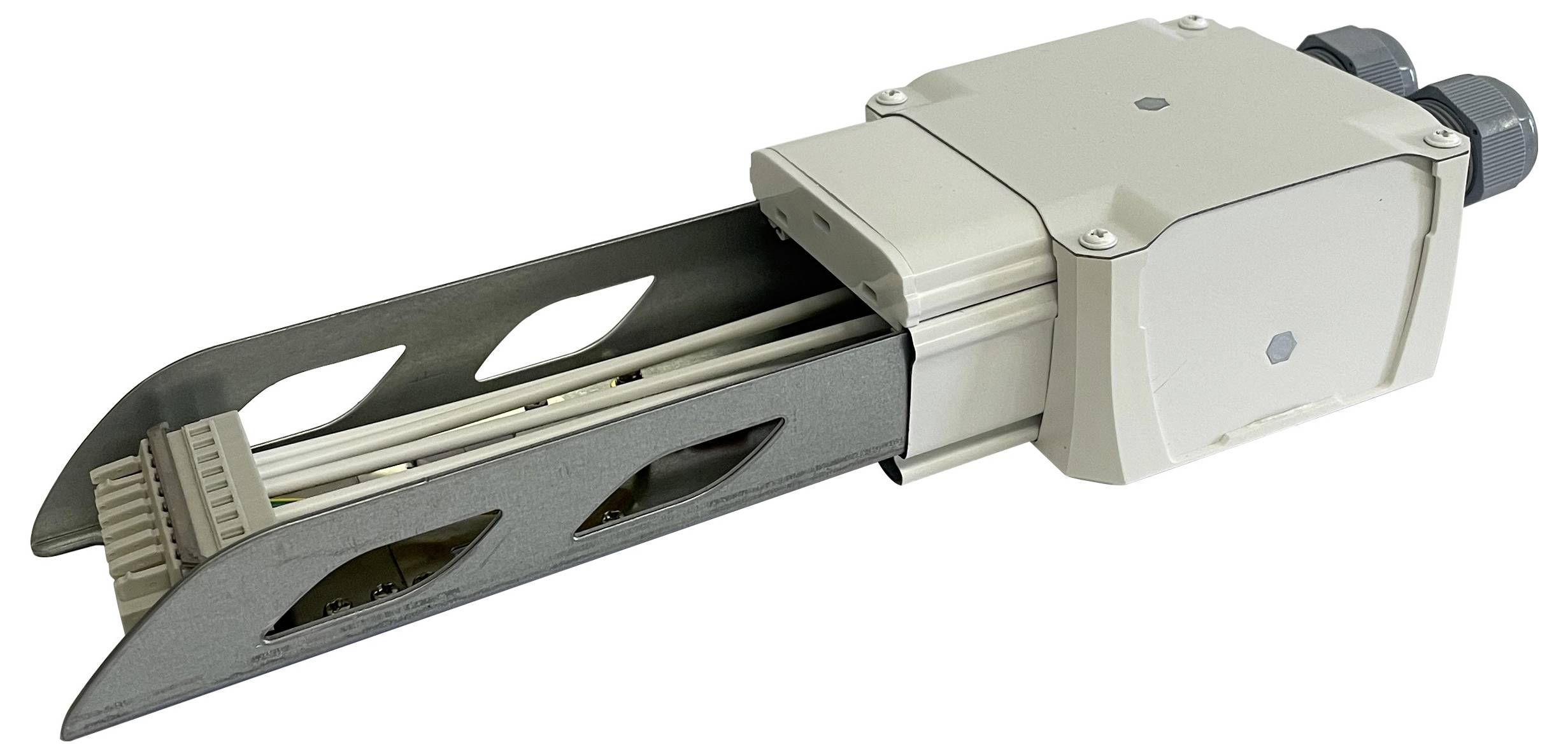 Ein rechteckiges, metallisches Gerät mit einem Schiebemechanismus und Verbindungsanschlüssen, wahrscheinlich für industrielle oder elektronische Anwendungen.