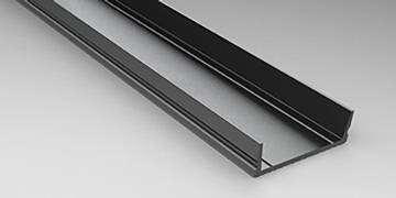 Ein langer, schwarzer Metallkanal auf grauem Hintergrund mit U-förmigem Querschnitt, verwendet in Bau- oder Herstellungskontexten.