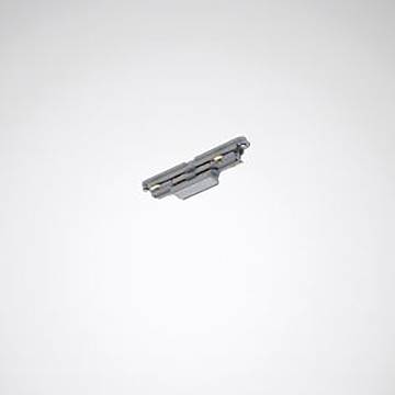 Ein kleiner, grauer Computerstecker mit drei sichtbaren Anschlüssen ist vor einem hellgrauen Hintergrund zentriert.