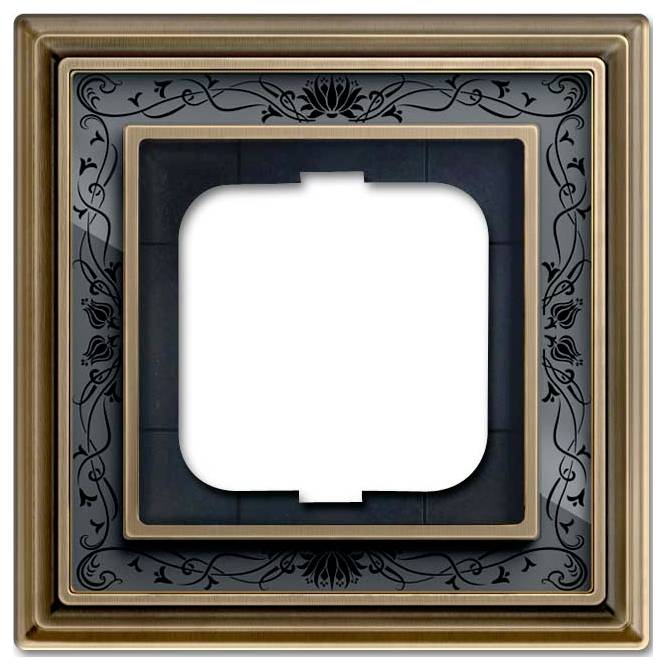 Verzierter, quadratischer Bilderrahmen mit aufwendigen Blumenmuster, Holz- und Metallfinish. Der zentrale Bereich ist leer und dient zur Präsentation von Kunstwerken oder Fotos.
