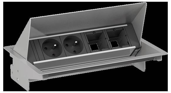 Eine offene versenkte Steckdose mit zwei europäischen Steckdosen und leeren Anschlüssen für zusätzliche Module, eingesetzt in einem Metallrahmen.