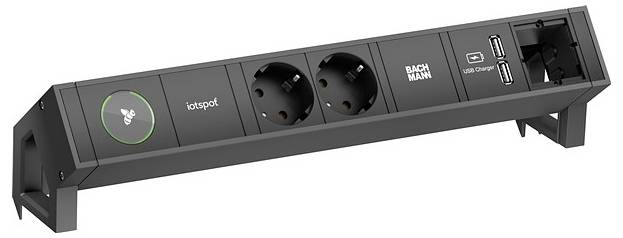 Bachmann Steckdosenleiste mit zwei Standardsteckdosen, zwei USB-Ladern und einem Ethernet-Anschluss, montiert auf einem Ständer zur Verwendung im Büro.