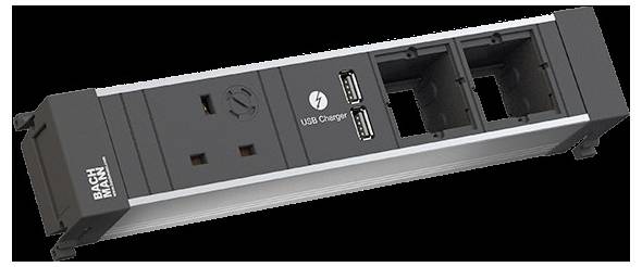 Steckerleiste mit UK-Steckdose, zwei leeren Steckplätzen und zwei USB-Ladeanschlüssen auf silbernem und schwarzem Gehäuse.
