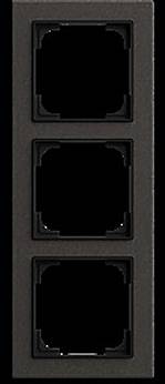 Das Bild zeigt einen rot-braunen rechteckigen Rahmen mit zwei quadratischen Ausschnitten, einer über dem anderen, vor einem schwarzen Hintergrund.