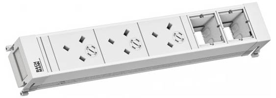 Eine rechteckige Steckerleiste mit vier Steckdosen und zwei leeren Plätzen, entworfen für elektrische Verbindungen in Büro- oder Haushaltsumgebungen.