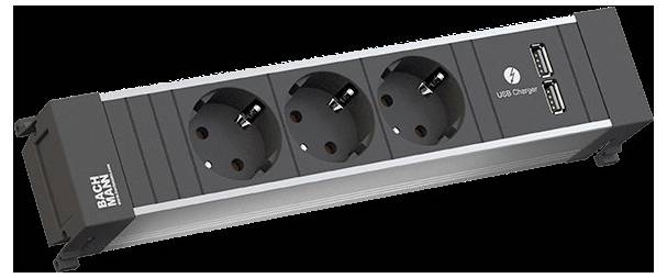 Eine Steckerleiste mit drei europäischen Steckdosen und zwei USB-Ladeanschlüssen. Die Leiste ist schwarz mit einem weißen Streifen und trägt die Aufschrift 