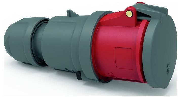 Eine Nahaufnahme eines Industriesteckers mit grünem Gehäuse und roter Buchse, die Verbindungen für schwerlastige elektrische Geräte zeigt.