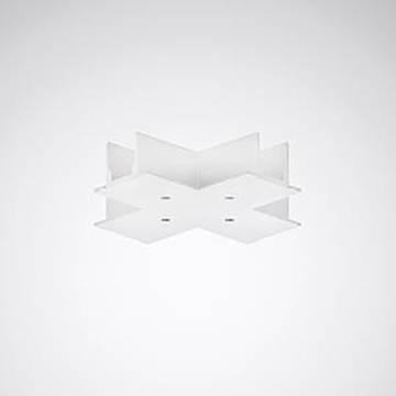 Eine moderne, geometrische weiße Deckenleuchte mit einem überlappenden, kreuzartigen Design, zentral an einer einfachen Decke montiert.