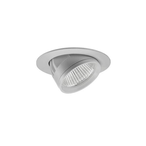 Silberner eingebauter verstellbarer Deckenspot mit rundem Rand und geneigter LED-Leuchte auf weißem Hintergrund.