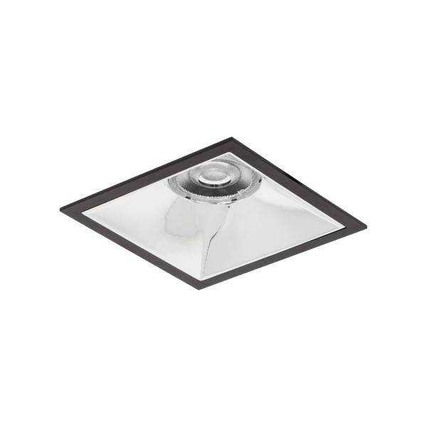 Quadratische, eingelassene Deckenleuchte mit metallischem Reflektor und zentraler Öffnung für die Glühbirne auf weißem Hintergrund.