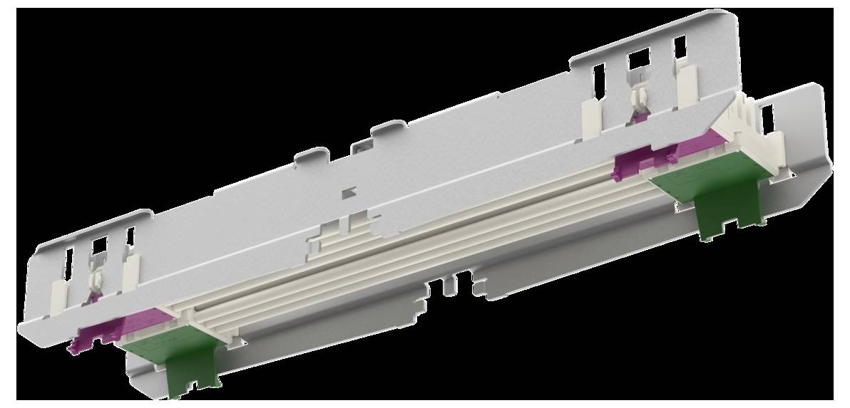 Ein metallischer elektrischer Stecker mit mehreren Stiften und grünen sowie violetten Akzenten, konstruiert zur Montage auf einer Leiterplatte, auf schwarzem Hintergrund gezeigt.