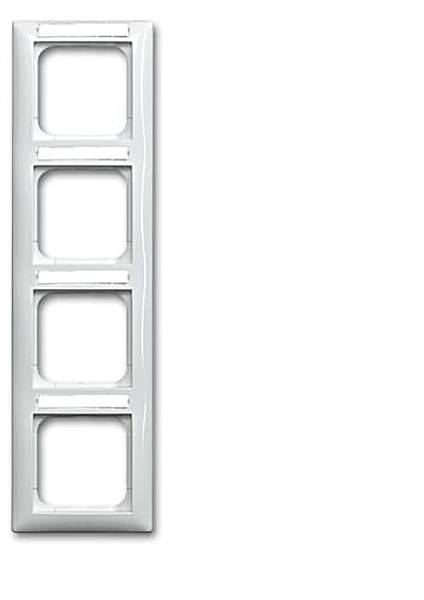 Ein weißer, vierfach-Schalterblenden-Rahmen für die Wandmontage, vertikal vor einem einfachen Hintergrund stehend.