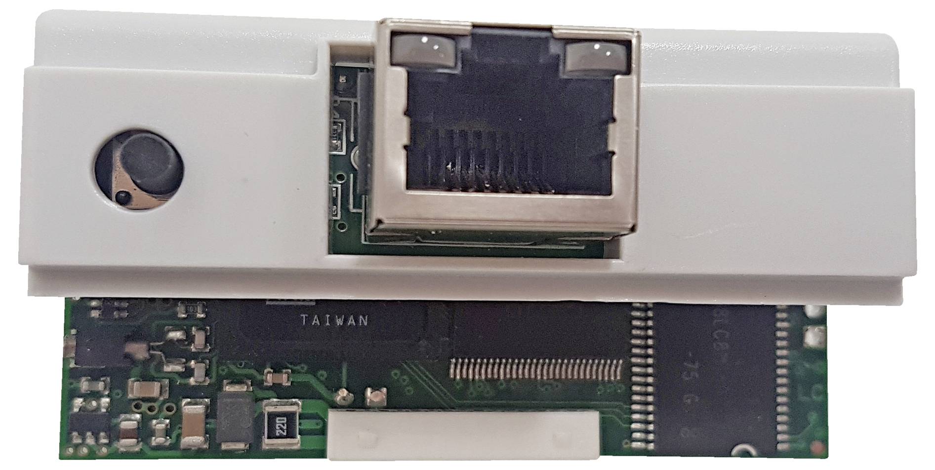 Elektronische Leiterplatte mit integriertem Ethernet-Anschluss, die einen Mikrochip und verschiedene elektronische Komponenten zeigt.