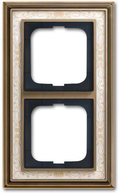 „Dreifach-Schalter-Abdeckrahmen aus Kupfer oder Messing mit drei rechteckigen Öffnungen, konzipiert für mehrere Schalter oder Steckdosen.