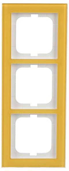 „Eine gelbe dreifach Schalterdose mit drei rechteckigen Ausschnitten für Schalter, vor weißem Hintergrund abgebildet.