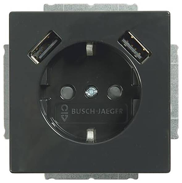 Eine schwarze Elektrosteckdose mit einer Standardsteckdose und zwei USB-Anschlüssen darüber. Der Markenname „Busch-Jaeger