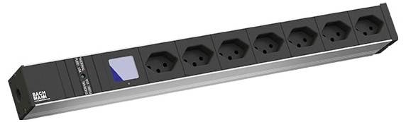 Ein schwarzes Stromverteilerset mit acht Standardsteckdosen in einer Reihe, mit einem kleinen Bildschirm und einer Taste auf der linken Seite, konzipiert für Effizienz.