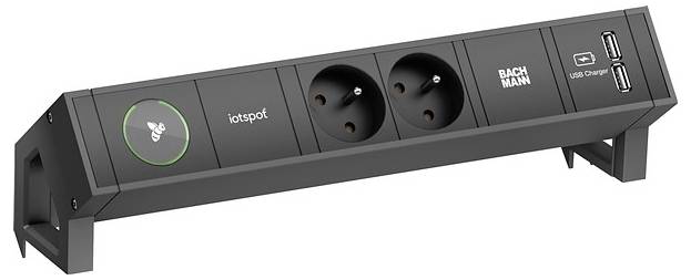 Eine schwarze Steckdosenleiste mit zwei Steckdosen, einem USB-Ladegerät, einem „BACHMANN