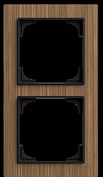 Ein Holzrahmen mit zwei quadratischen Aussparungen, entworfen um zwei Elektrosteckdosen oder Schalter zu halten, vor einem schwarzen Hintergrund.
