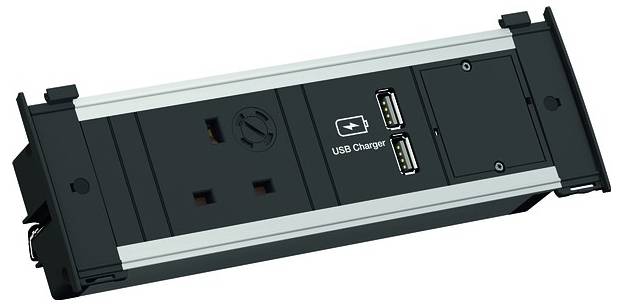 Stromauslass-Einheit mit zwei USB-Ladeanschlüssen und einer britischen Steckdose, konzipiert für die Installation in Büromöbeln oder Arbeitsplätzen.