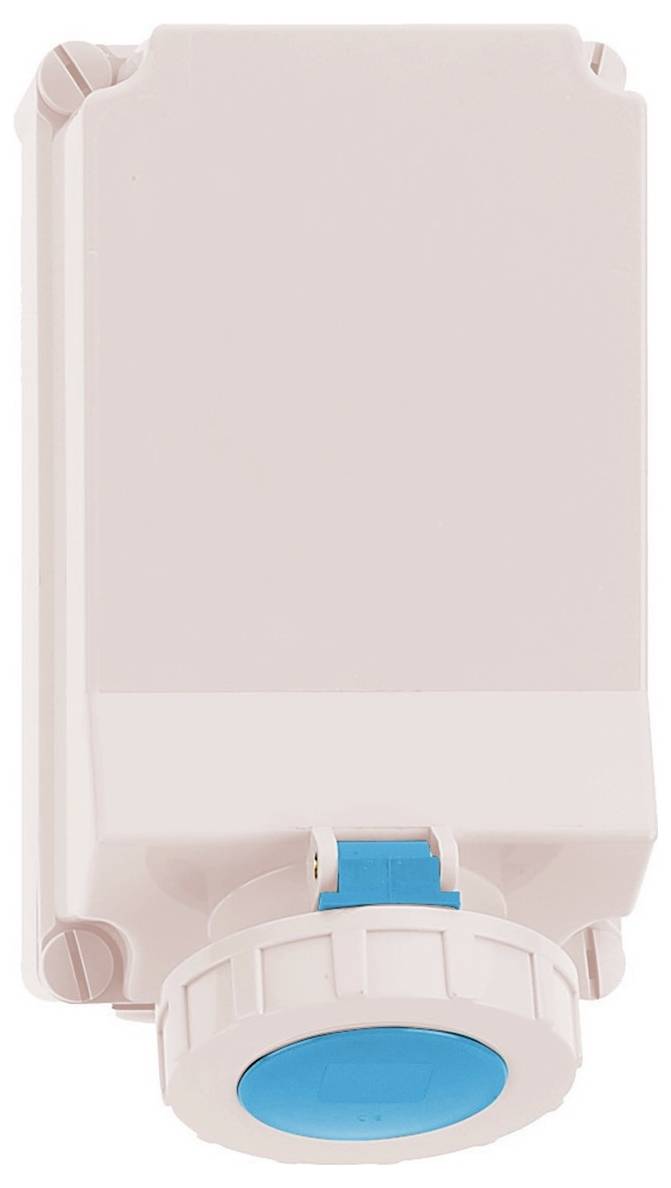 Eine beige Steckdose mit einem großen runden blauen Stecker, für den Außeneinsatz konzipiert und mit einer Schutzabdeckung für Wasserbeständigkeit versehen.