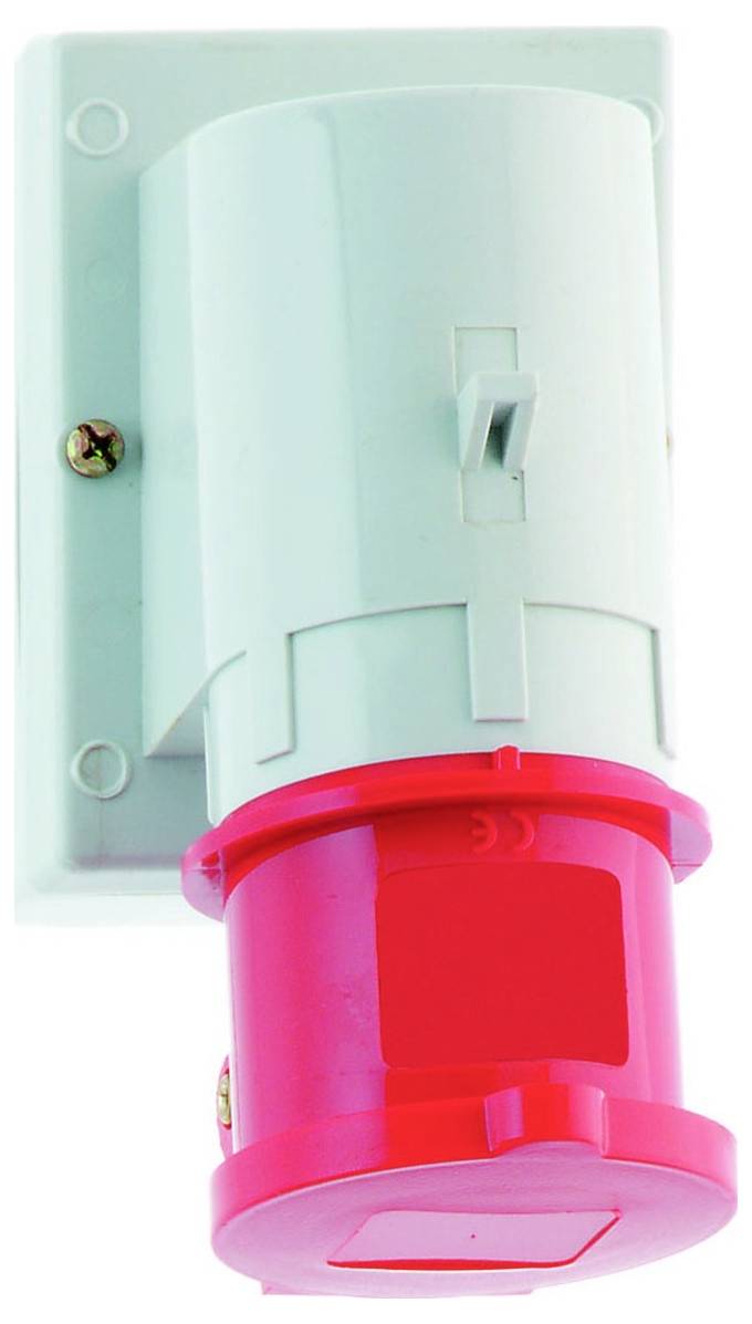 Roter Industriestecker mit Verriegelungsmechanismus für sichere elektrische Verbindungen, montiert auf einer hellgrauen Wandplatte.