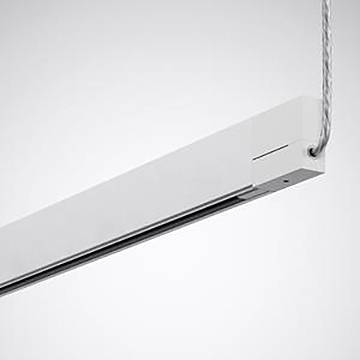 Eine an einem Kabel aufgehängte weiße lineare LED-Leuchte vor einem einfachen Hintergrund.