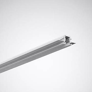 Eine Nahaufnahme eines metallischen Extrusionsprofils mit mehreren Kanälen, das sein lineares Design vor einem einfachen Hintergrund zeigt.