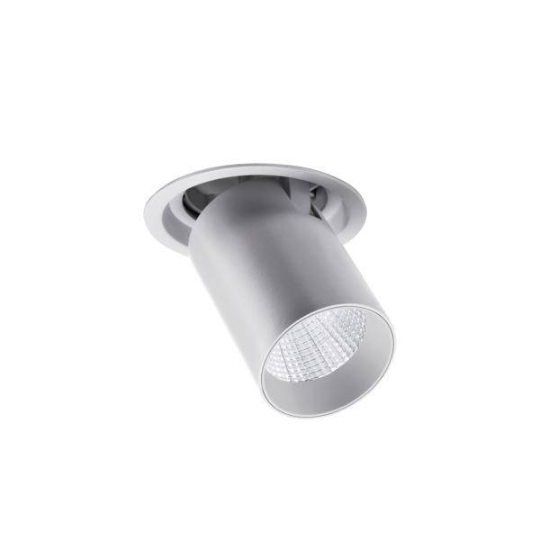 Ein versenkter, verstellbarer Deckenspot mit silbernem zylindrischem Gehäuse und LED-Linse, nach unten geneigt auf weißem Hintergrund.