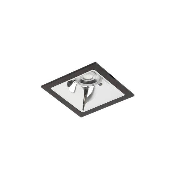 Quadratische Deckenleuchte mit schwarzem Rahmen und reflektierendem Metallinneren auf weißem Hintergrund.