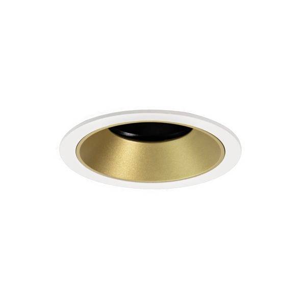 Eine eingebaute Deckenleuchte mit weißem Trimmring, goldenem Innenreflektor und schwarzer Lampenöffnung auf weißem Hintergrund.