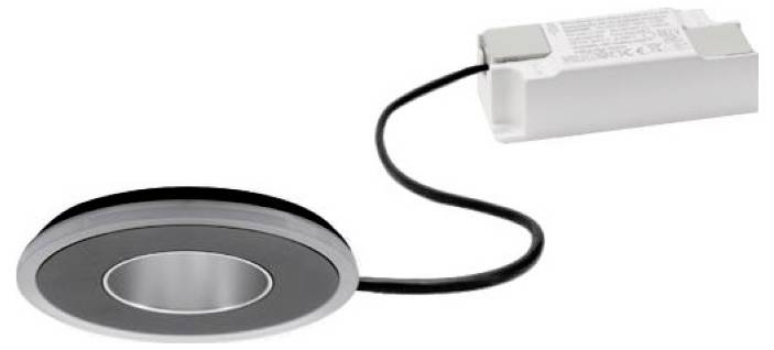 Rundes, bündig eingebautes LED-Einbaustrahler, das mit einem Kabel mit einer weißen Treibereinheit/Stromversorgungseinheit verbunden ist.