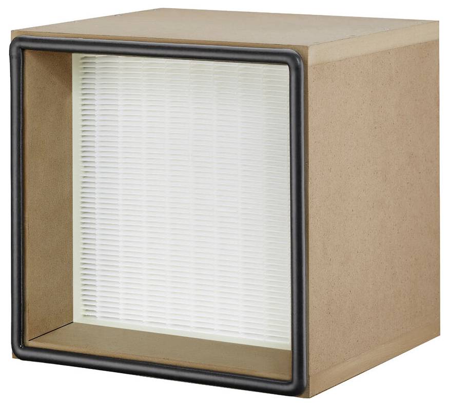 Ein quadratischer Luftfilter in einem Kartonrahmen, der zeigt ein weißes gefaltetes Inneres, umgeben von einer dunklen Gummieinfassung.