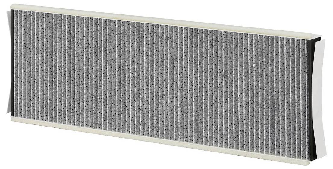 Ein silberner rechteckiger HVAC-Luftfilter mit gefaltetem Material, entwickelt zum Abfangen von Staub und Allergenen, vor weißem Hintergrund.