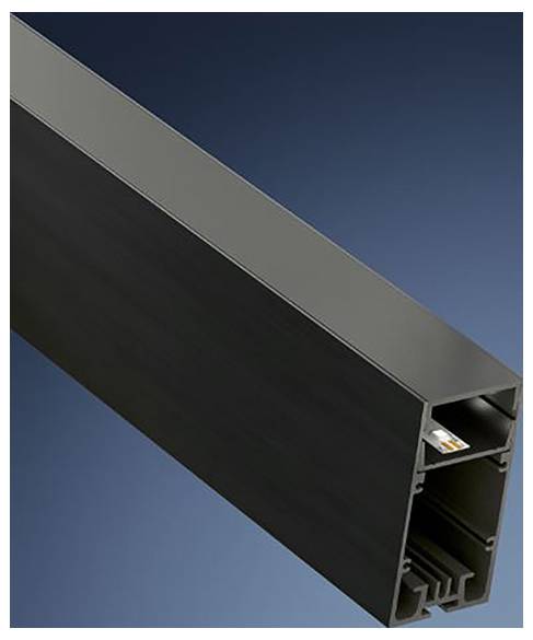 Ein Nahaufnahme eines schwarzen rechteckigen Aluminiumprofils mit internen Kanälen und einem kleinen orangefarbenen Detail, vor einem dunkelblauem Hintergrund angebracht.