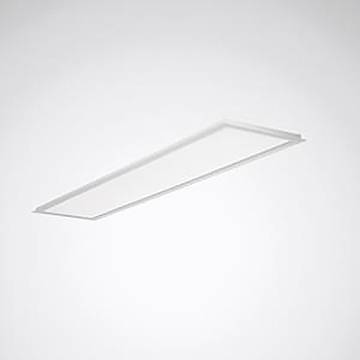 Ein rechteckiges LED-Paneellicht an einer Decke, das helles, gleichmäßiges Licht auf weißem Hintergrund ausstrahlt.