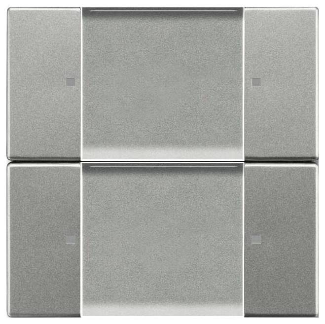 Eine metallische Oberfläche mit vier gleich großen, quadratischen Paneelen, die in einem 2x2-Raster angeordnet sind, wobei jedes ein kleine quadratische Vertiefung aufweist.
