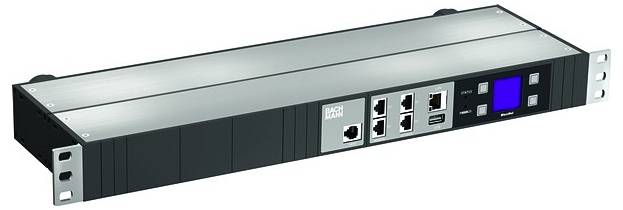 Ein schwarz-silberner, rackmontierbarer Netzwerk-Switch mit mehreren Ethernet-Anschlüssen und einem kleinen blauen LED-Display auf der rechten Seite.