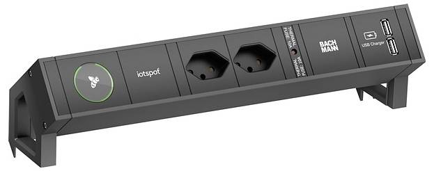 Ein schwarzer Stromverteiler mit zwei europäischen Steckdosen, einem „BACHMANN