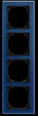 Ein vertikales blaues Paneel mit vier quadratischen Öffnungen, die in einer Kolonne für die Installation von Schaltern oder Steckdosen angeordnet sind.