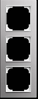 Ein vertikales Panel mit drei rechteckigen Schlitzen, wahrscheinlich für elektrische Schalter oder Steckdosen. Der Rahmen ist silberfarben.