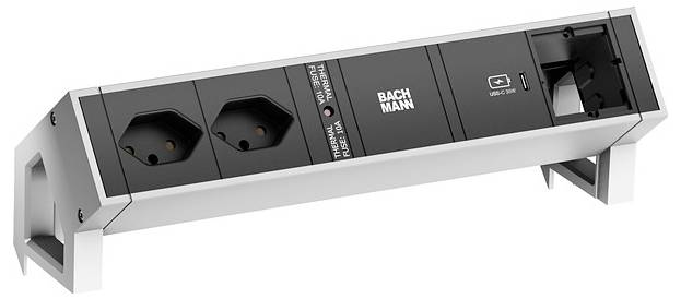 Eine Steckdosenleiste mit zwei europäischen Steckdosen, einem USB-A-Anschluss und einem USB-C-Anschluss, beschriftet mit „Bachmann