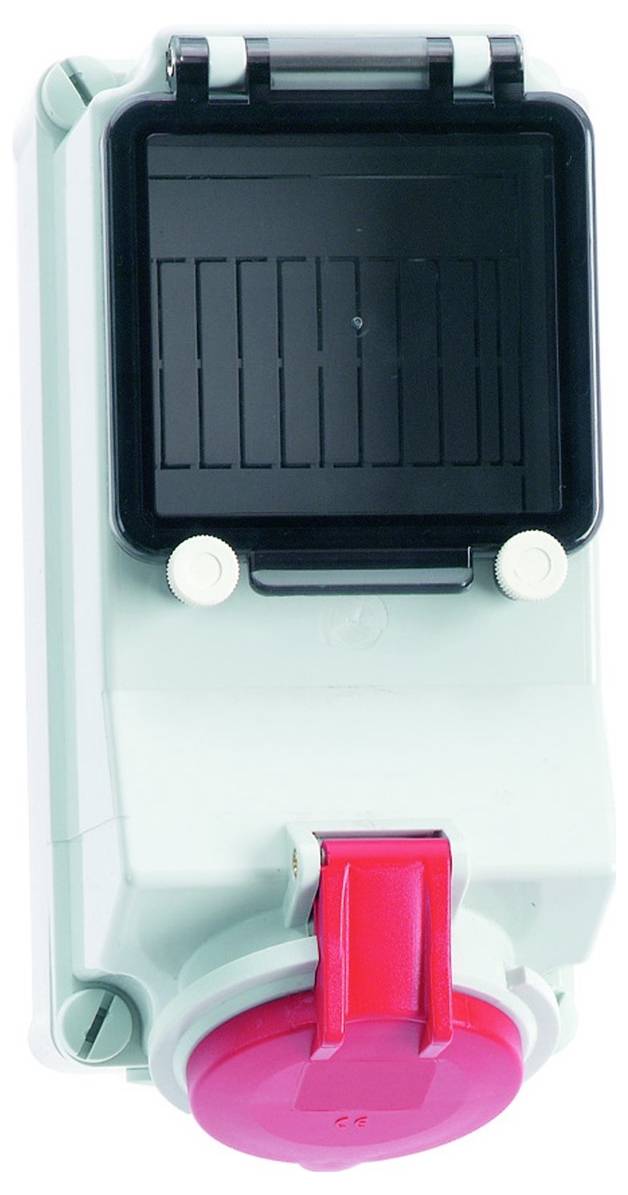 Eine weiße rechteckige Steckdose mit schwarzer Abdeckung und rotem Stecker an der Vorderseite, speziell für die Außenanwendung konzipiert; zur Wandmontage bestimmt.