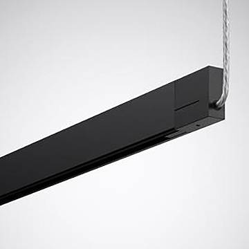 Eine elegante, moderne schwarze Pendelleuchte mit geradem, rechteckigem Design, aufgehängt an einem Metallkabel vor einem einfachen Hintergrund.