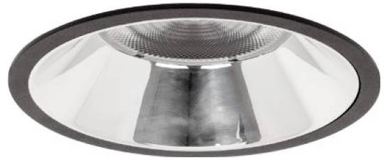 Nahaufnahme einer eingelassenen Deckenleuchte mit reflektierendem Metallrahmen und zentralem Diffusor.