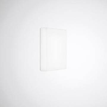 Ein weißes, rechteckiges Objekt, möglicherweise eine minimalistische Wandleuchte, ist an einer einfachen weißen Wand montiert und wirft einen feinen Schatten.