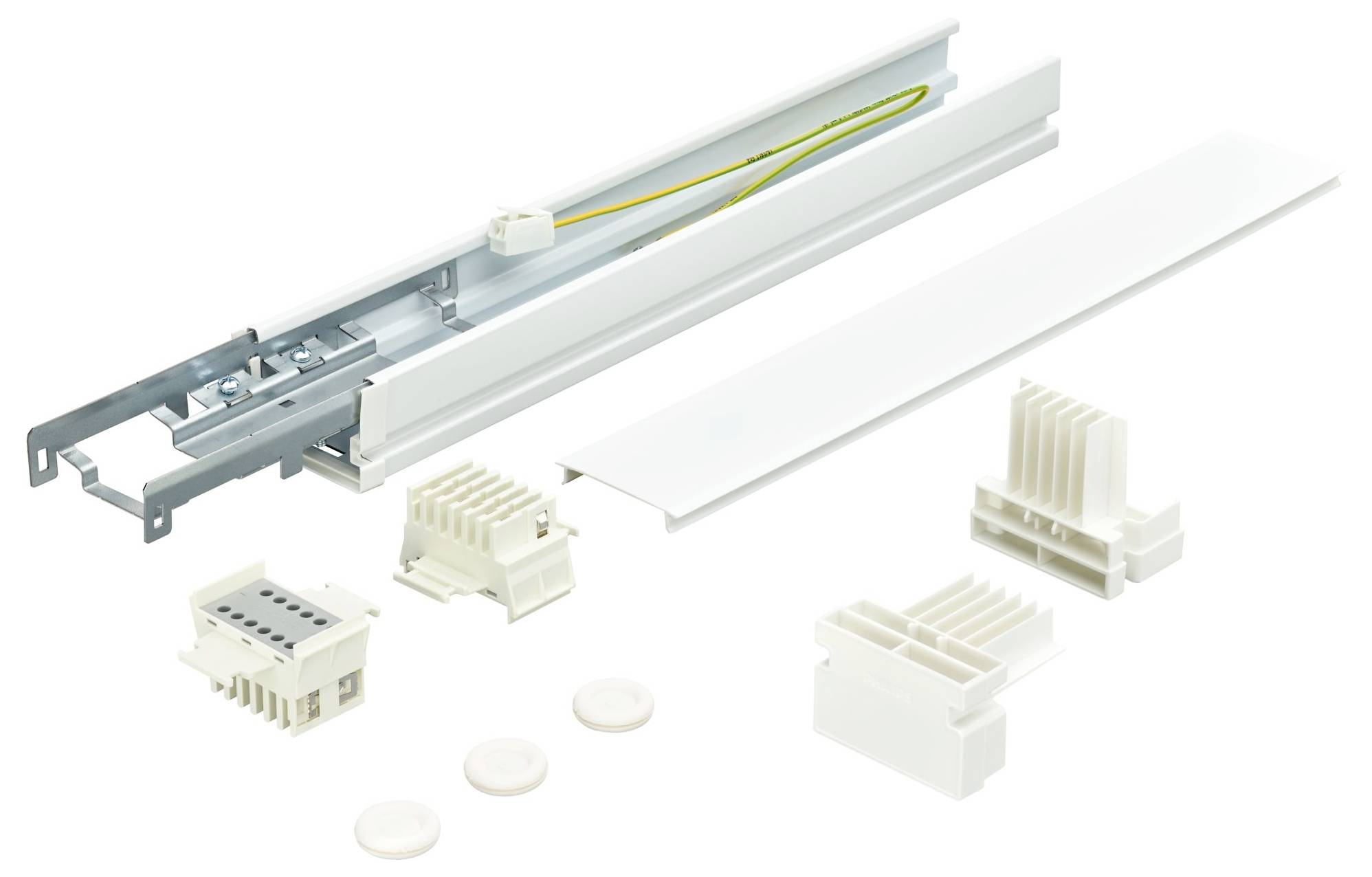 Metall- und Kunststoffkomponenten aus modularen elektrischen Bauteilen sind ausgelegt, einschließlich Steckverbinder, Montageklammern und ein langes Gehäuseteil mit Verdrahtung.